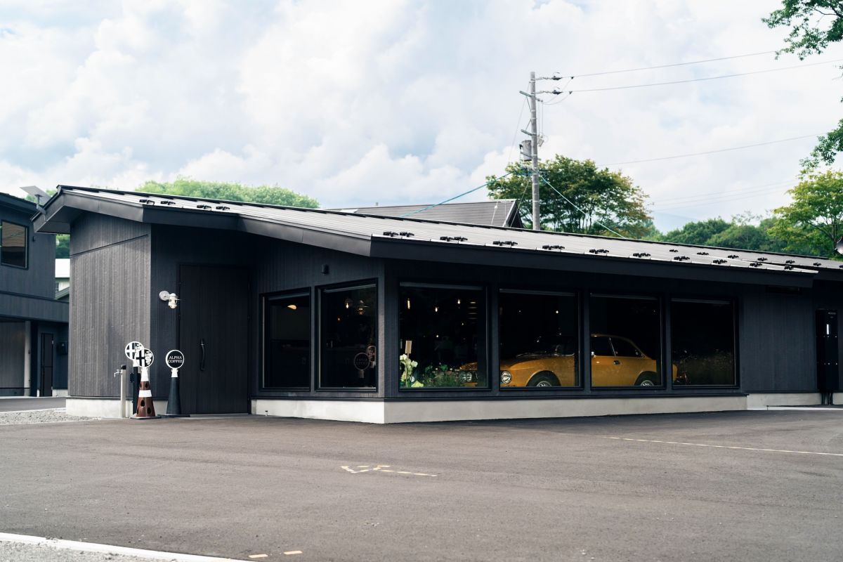 02-1200x800 ステアリングを握った先にある、香り高い一杯。軽井沢に誕生した、新たなクルマ好きの聖地「ALPHA COFFEE」。