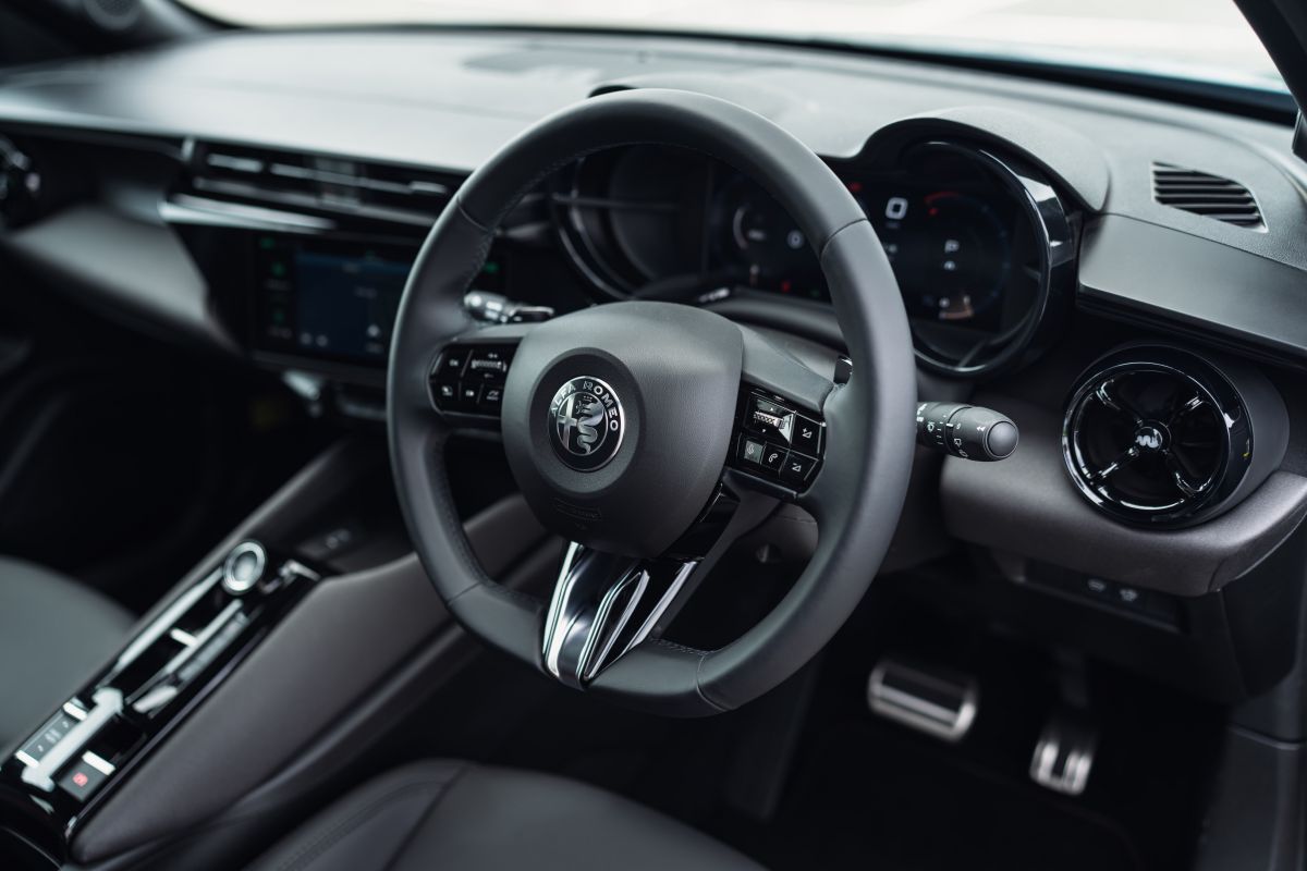 12差替え-1200x800 見るほどに心トキメク「アルファロメオ ジュニア」は、どこか人間っぽくて愛おしい