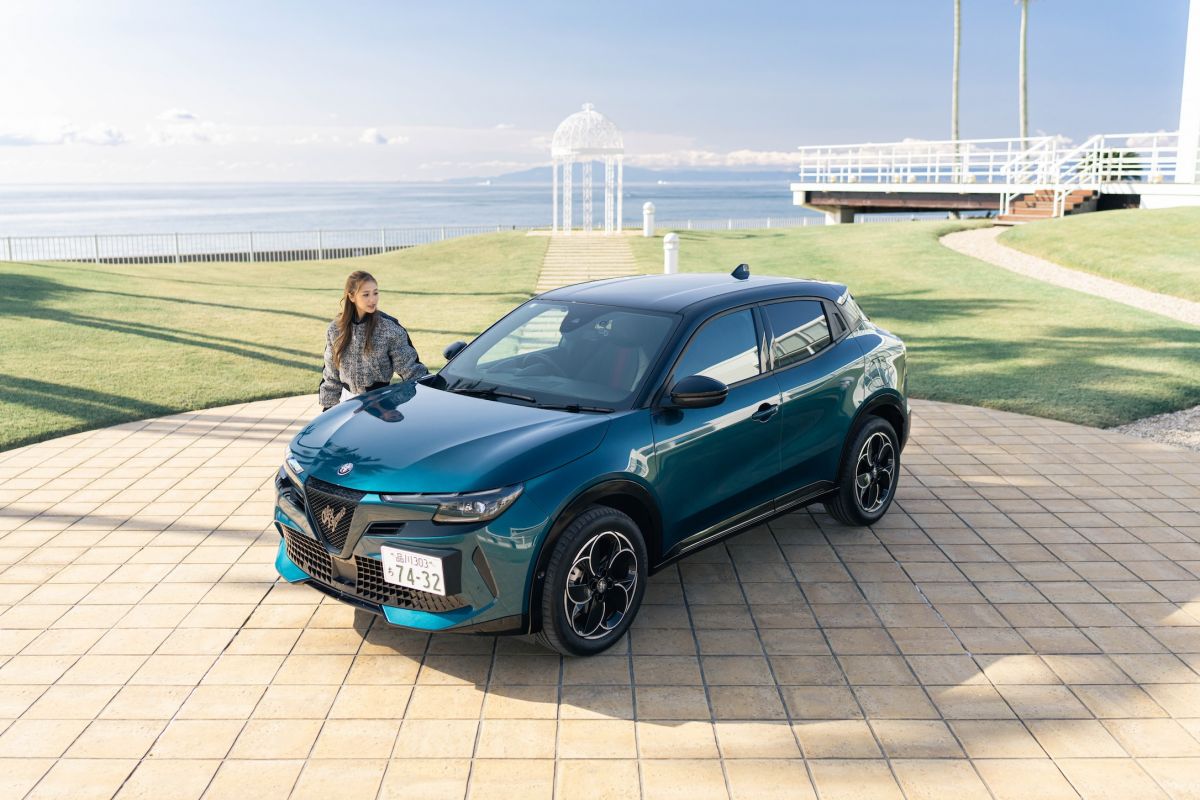 4-1200x800 走りも、デザインも、自分らしく。レーサー織戸茉彩さんが語るアルファ ロメオ ジュニアと“その先”